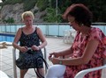 Anita & Monika vid poolen.JPG