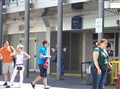 Anita försöker gömma sig utanför Camp Nou.JPG